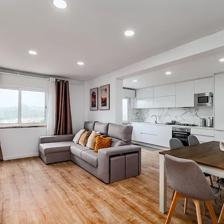 Bright & Stylish 2-bedroom Flat With Balcony In Belas, Easy Access To Lisbon