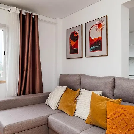 Bright & Stylish 2-bedroom Flat With Balcony In Belas, Easy Access To Lisbon *