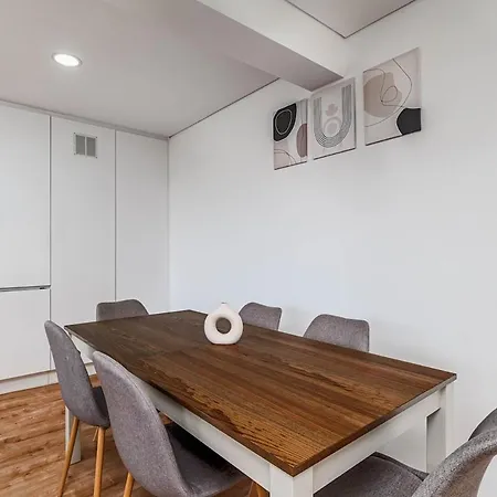 Bright & Stylish 2-bedroom Flat With Balcony In Belas, Easy Access To Lisbon شقة