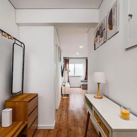 Bright & Stylish 2-bedroom Flat With Balcony In Belas, Easy Access To Lisbon شقة Belas