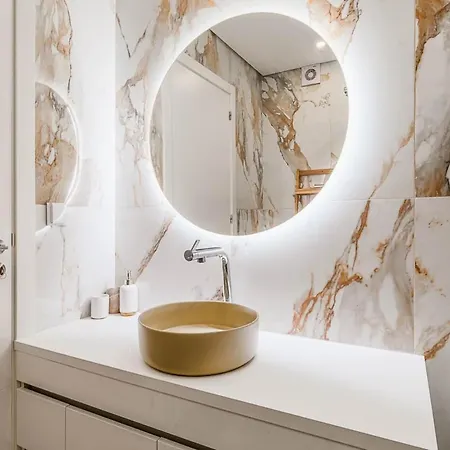 Bright & Stylish 2-bedroom Flat With Balcony In Belas, Easy Access To Lisbon شقة Belas
