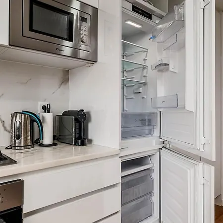 Bright & Stylish 2-bedroom Flat With Balcony In Belas, Easy Access To Lisbon