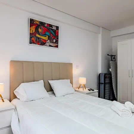 Bright & Stylish 2-bedroom Flat With Balcony In Belas, Easy Access To Lisbon شقة *