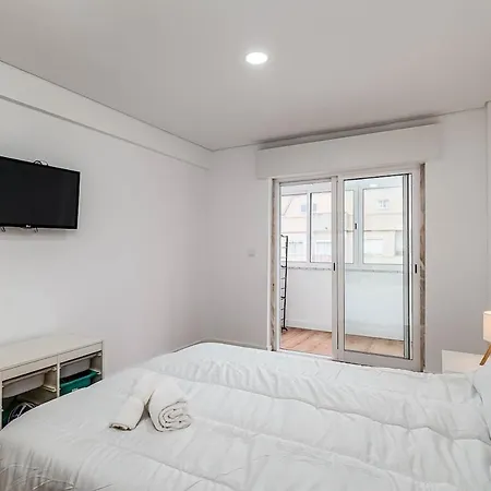 Bright & Stylish 2-bedroom Flat With Balcony In Belas, Easy Access To Lisbon Belas