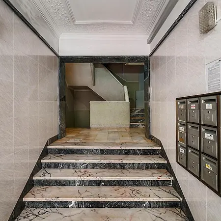 Bright & Stylish 2-bedroom Flat With Balcony In Belas, Easy Access To Lisbon شقة