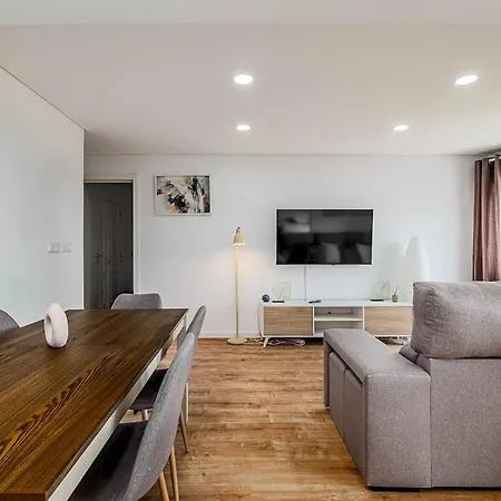 Bright & Stylish 2-bedroom Flat With Balcony In Belas, Easy Access To Lisbon شقة Belas