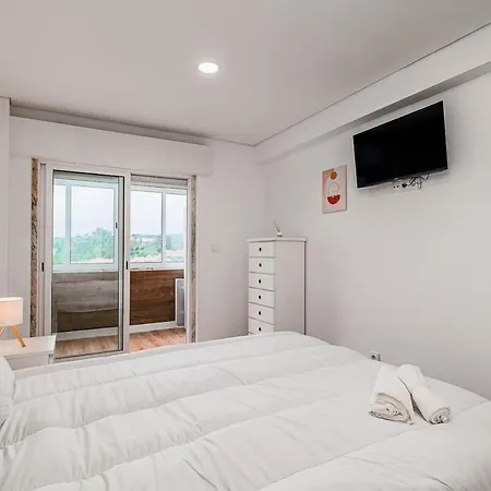 Bright & Stylish 2-bedroom Flat With Balcony In Belas, Easy Access To Lisbon *