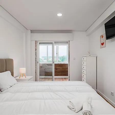 Bright & Stylish 2-bedroom Flat With Balcony In Belas, Easy Access To Lisbon شقة *