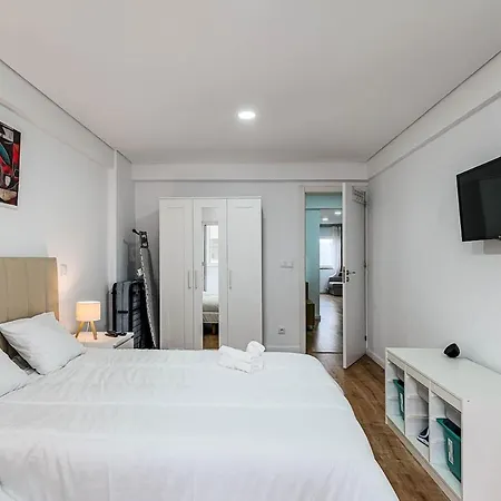 Bright & Stylish 2-bedroom Flat With Balcony In Belas, Easy Access To Lisbon