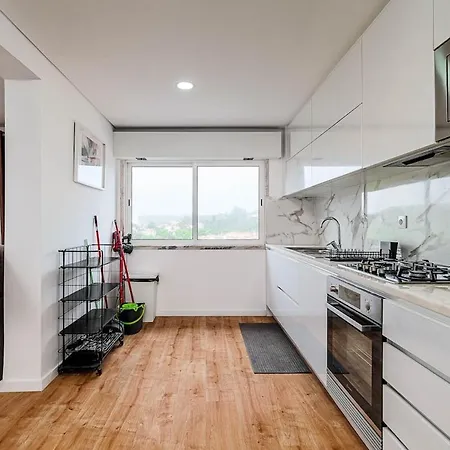 شقة Bright & Stylish 2-bedroom Flat With Balcony In Belas, Easy Access To Lisbon *