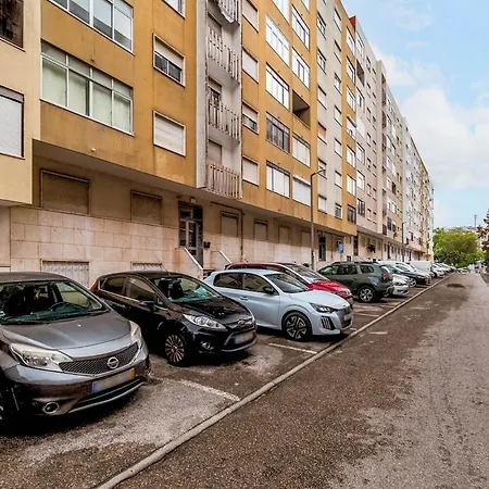 Bright & Stylish 2-bedroom Flat With Balcony In Belas, Easy Access To Lisbon شقة Belas