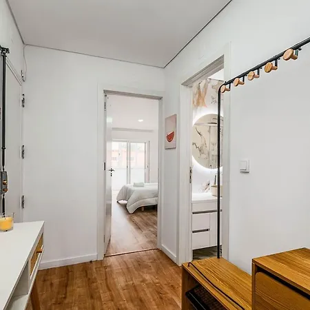 Bright & Stylish 2-bedroom Flat With Balcony In Belas, Easy Access To Lisbon Belas