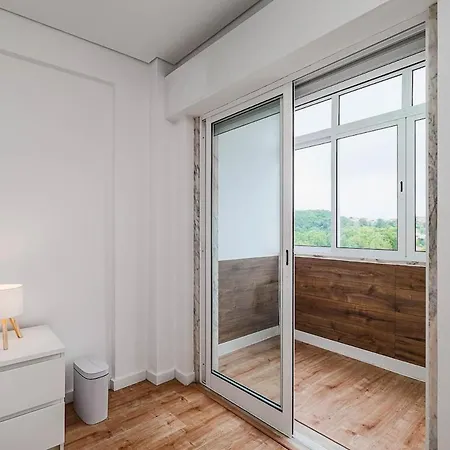 Bright & Stylish 2-bedroom Flat With Balcony In Belas, Easy Access To Lisbon *