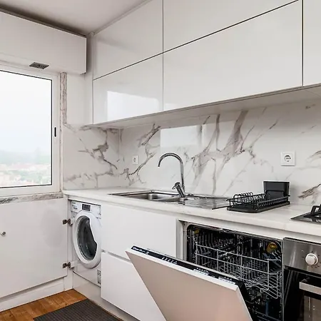شقة Bright & Stylish 2-bedroom Flat With Balcony In Belas, Easy Access To Lisbon *